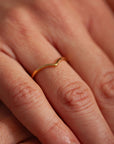 Modelfoto - Serenya Mondstein & Espina Ring | Gold Layering Set
