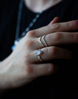 Modelfoto - Serenya Mondstein & Espina Ring | Silber Layering Set