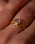 Modelfoto - Serenya Rosenquarz & Espina Ring | Gold Layering Set