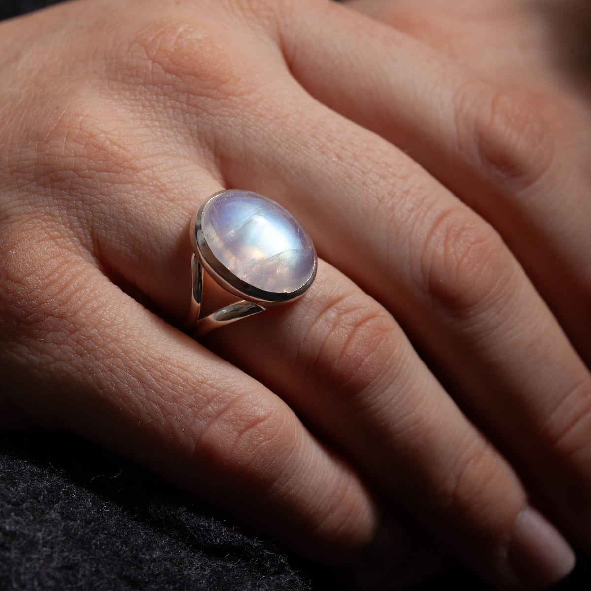Grandéa Mondstein Ring aus 925 Sterling Silber am Finger getragen