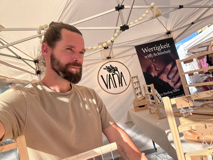 Stefan von VANA am Stand in München