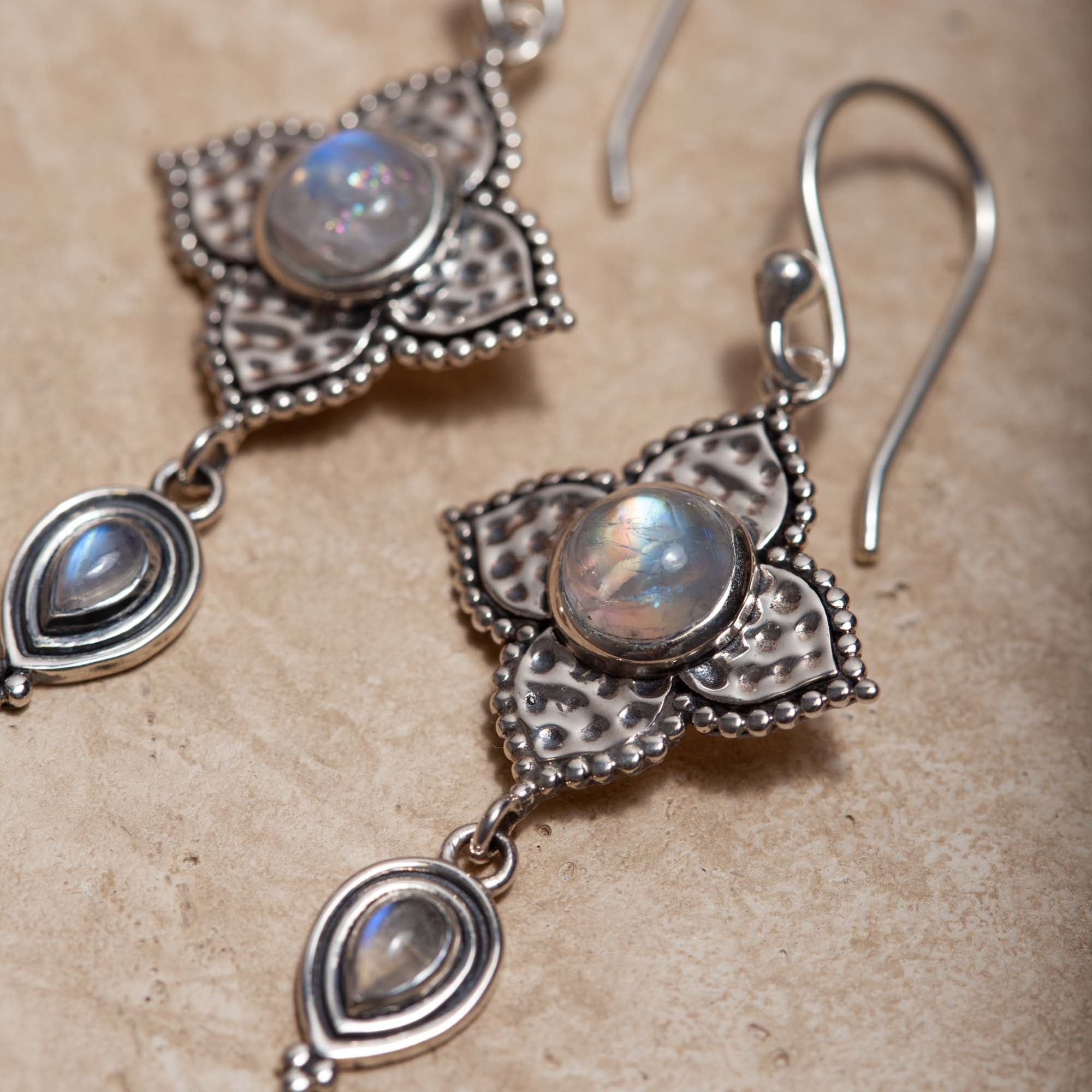 Alma de Loto Moonstone Earring | Silver
