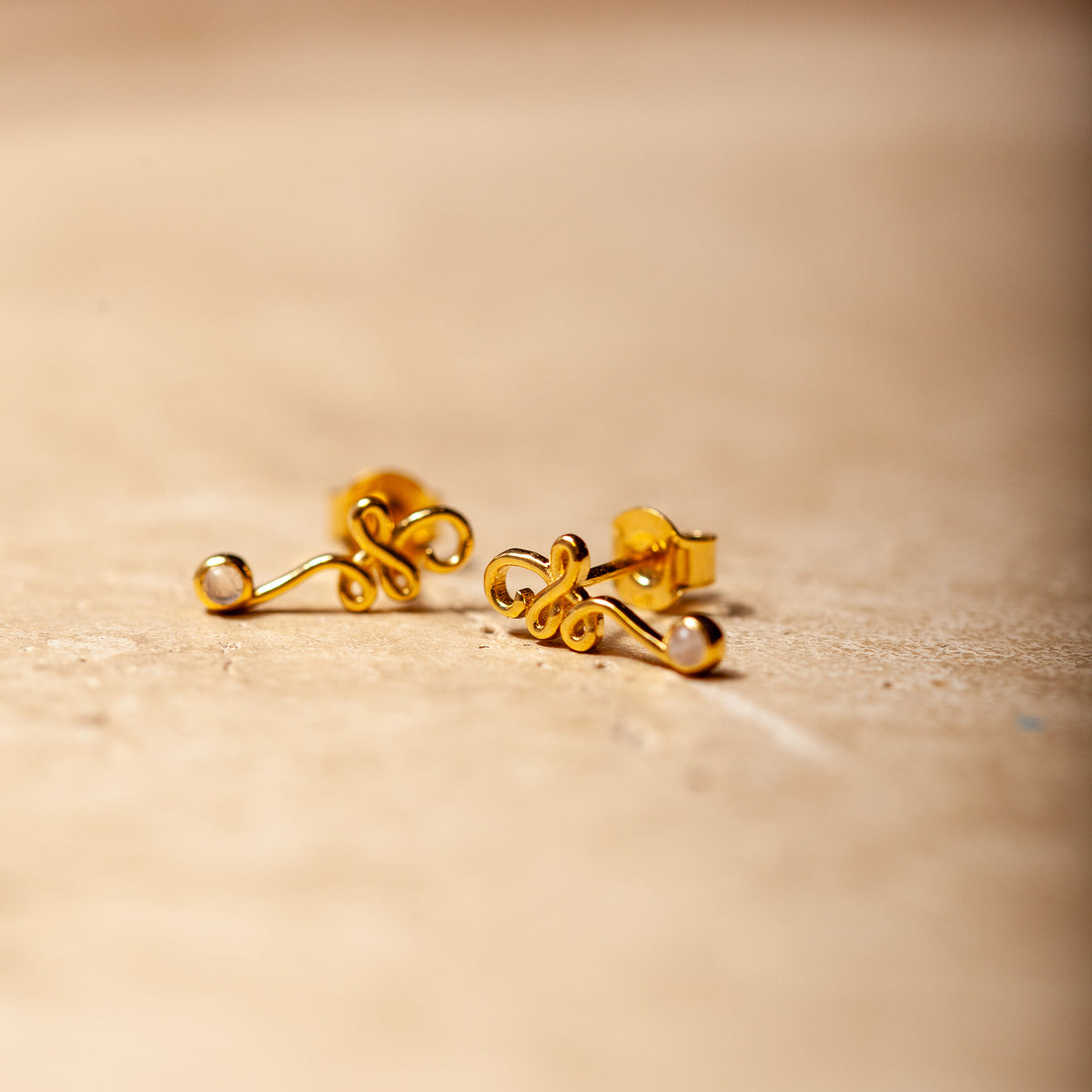 Eluni Mondstein Ohrstecker | Gold