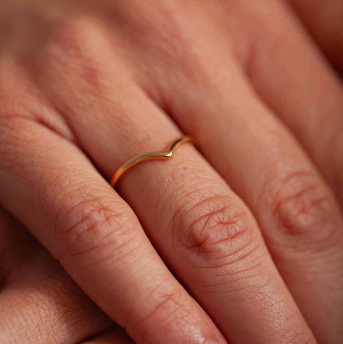 Modelfoto - Serenya Mondstein &amp; Espina Ring | Gold Layering Set