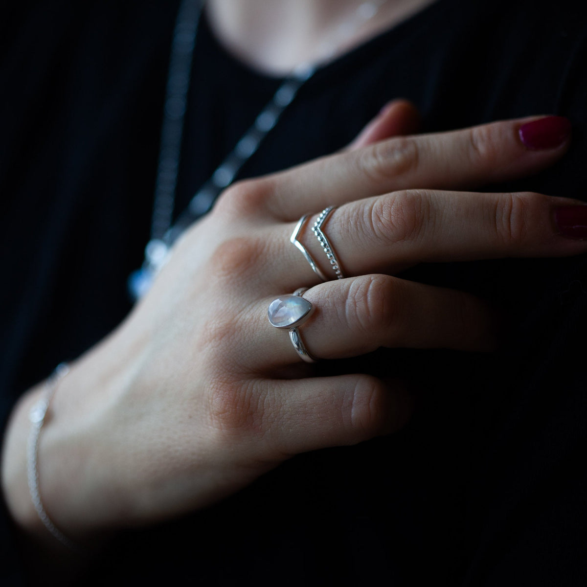Modelfoto - Serenya Mondstein & Espina Ring | Silber Layering Set
