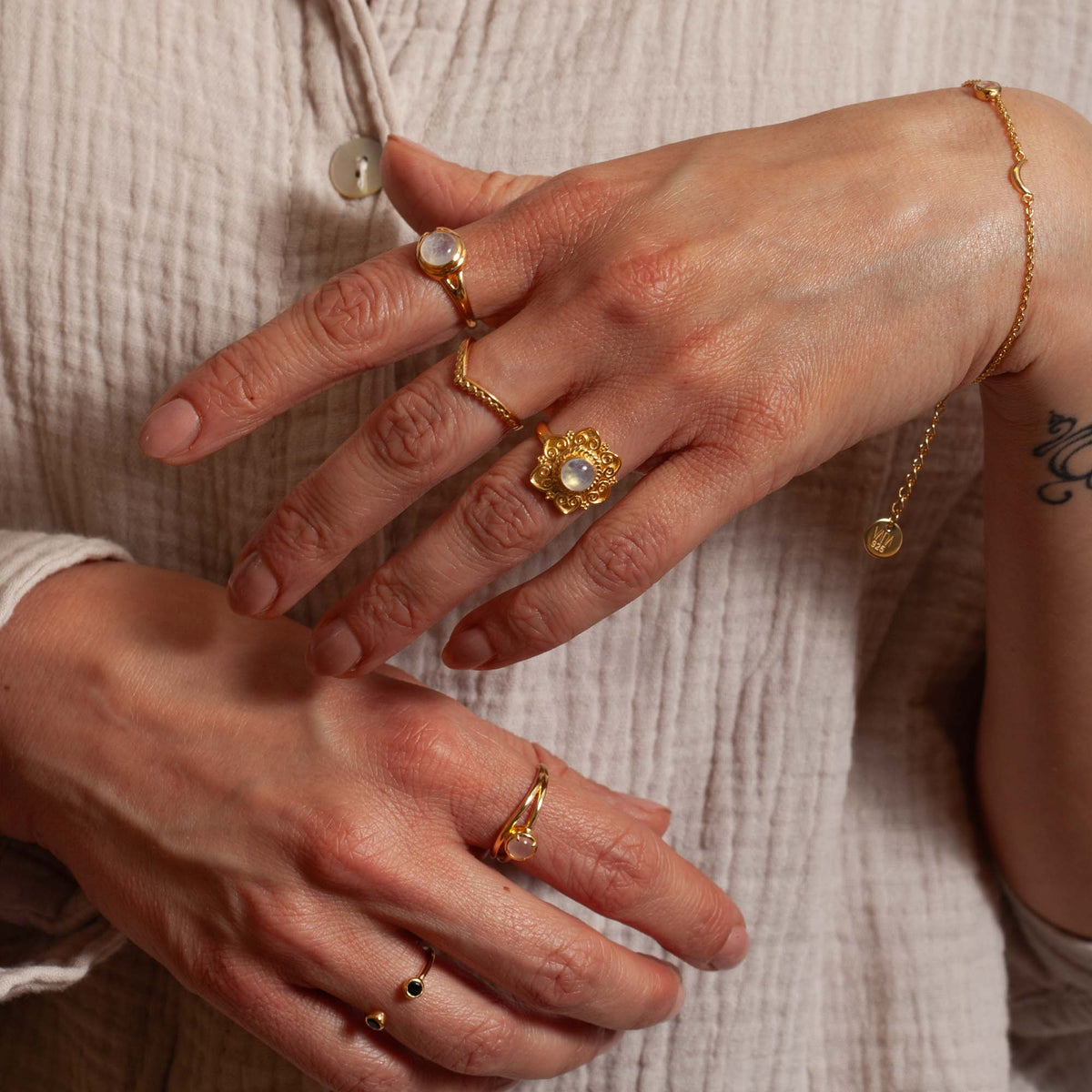 Modelfoto - Serenya Mondstein &amp; Espina Ring | Gold Layering Set