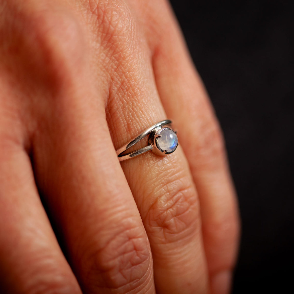 Modelfoto - Serenya Mondstein & Espina Ring | Silber Layering Set