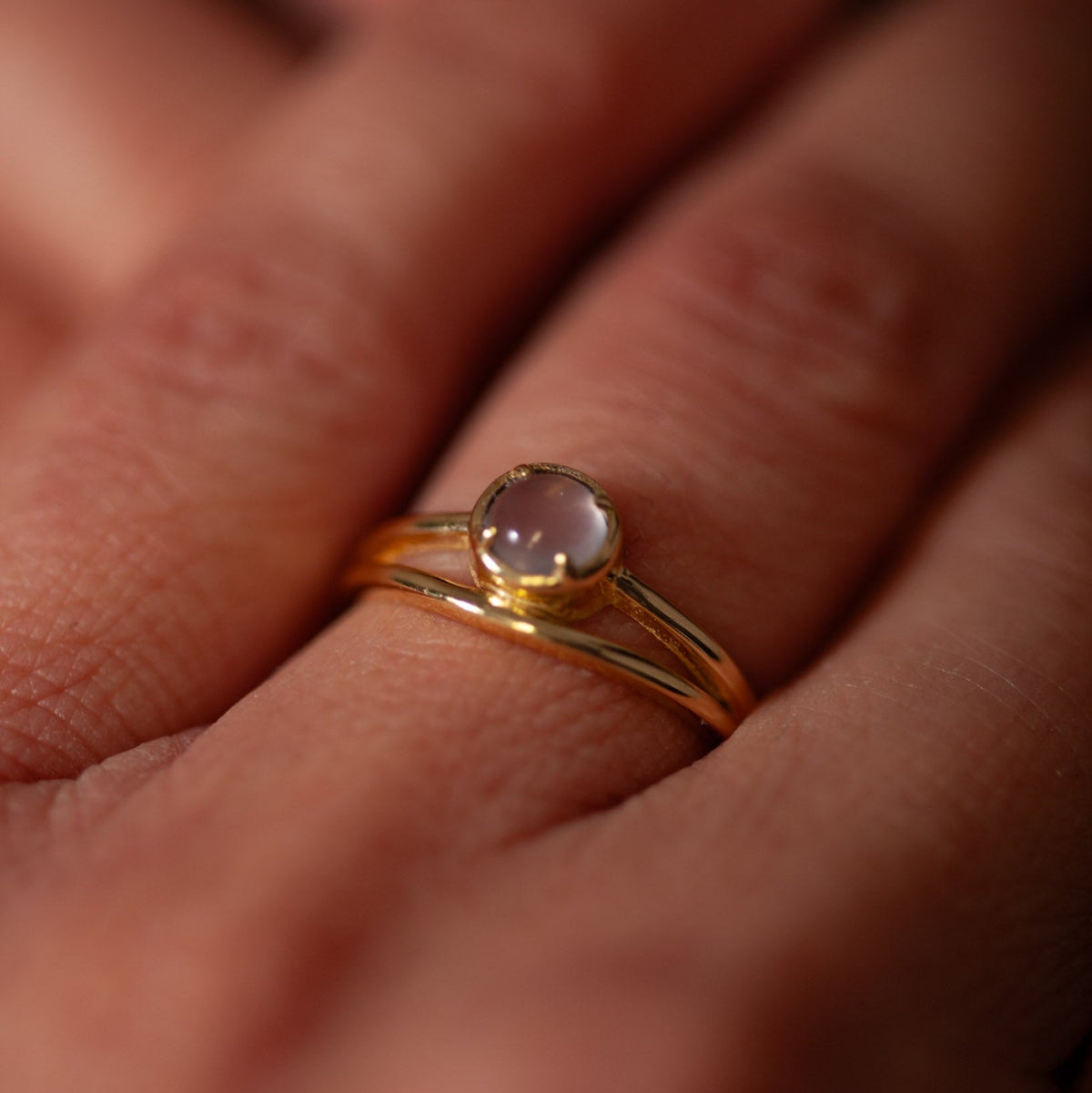 Modelfoto - Serenya Rosenquarz &amp; Espina Ring | Gold Layering Set
