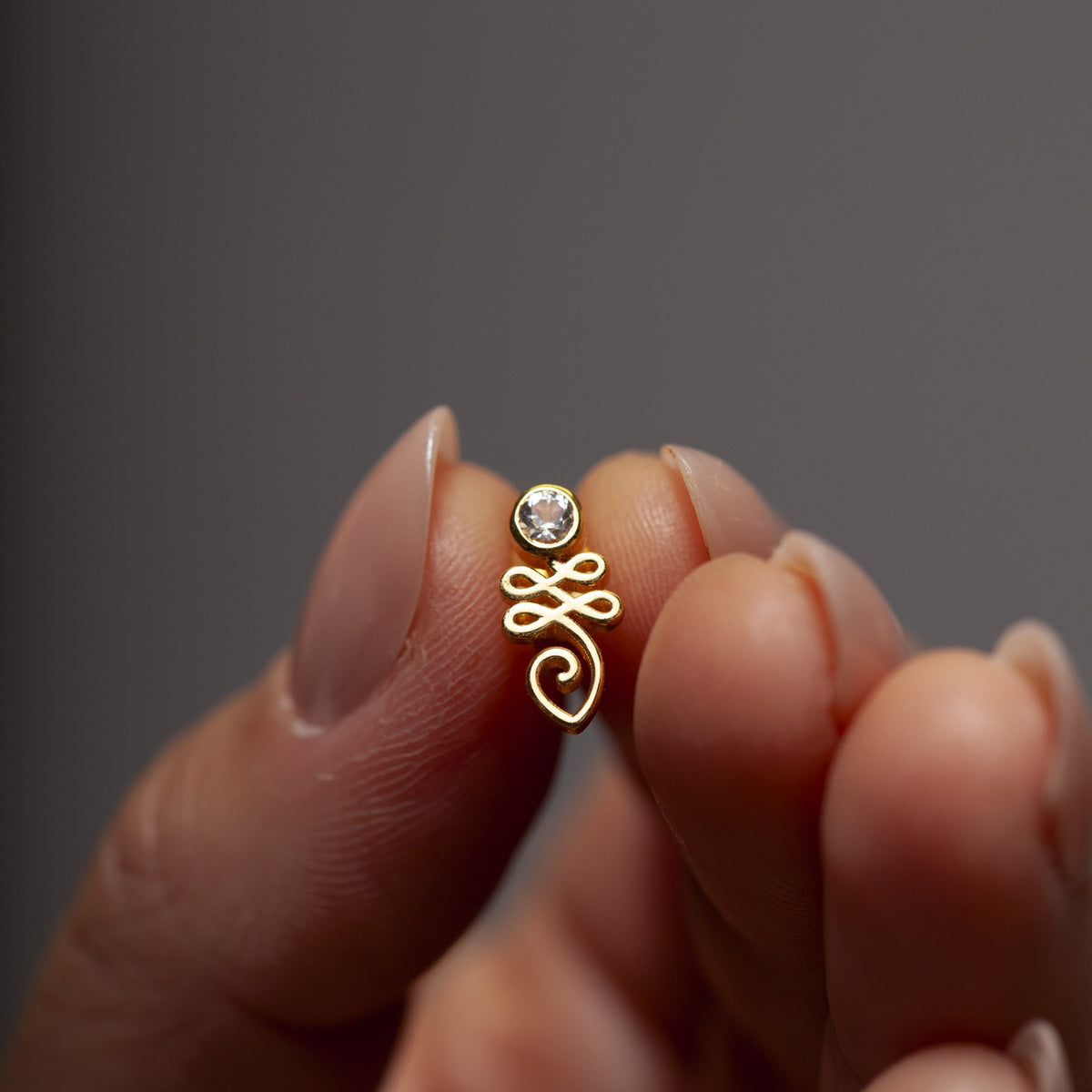 Unalome Weißer Topas Ohrstecker | Gold